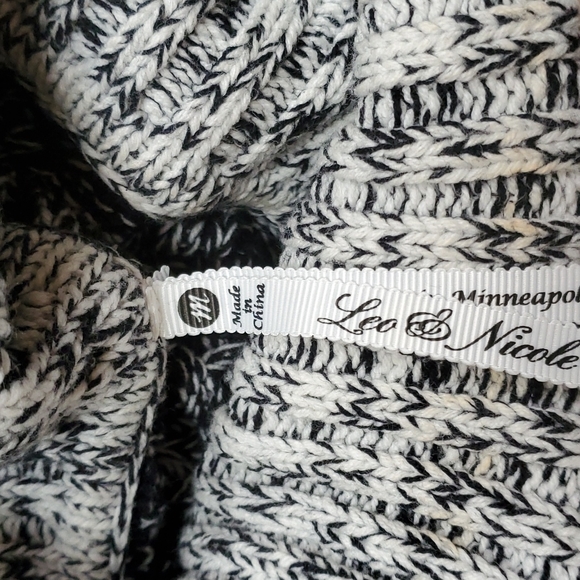 Sweater size medium - Picture 2 of 3